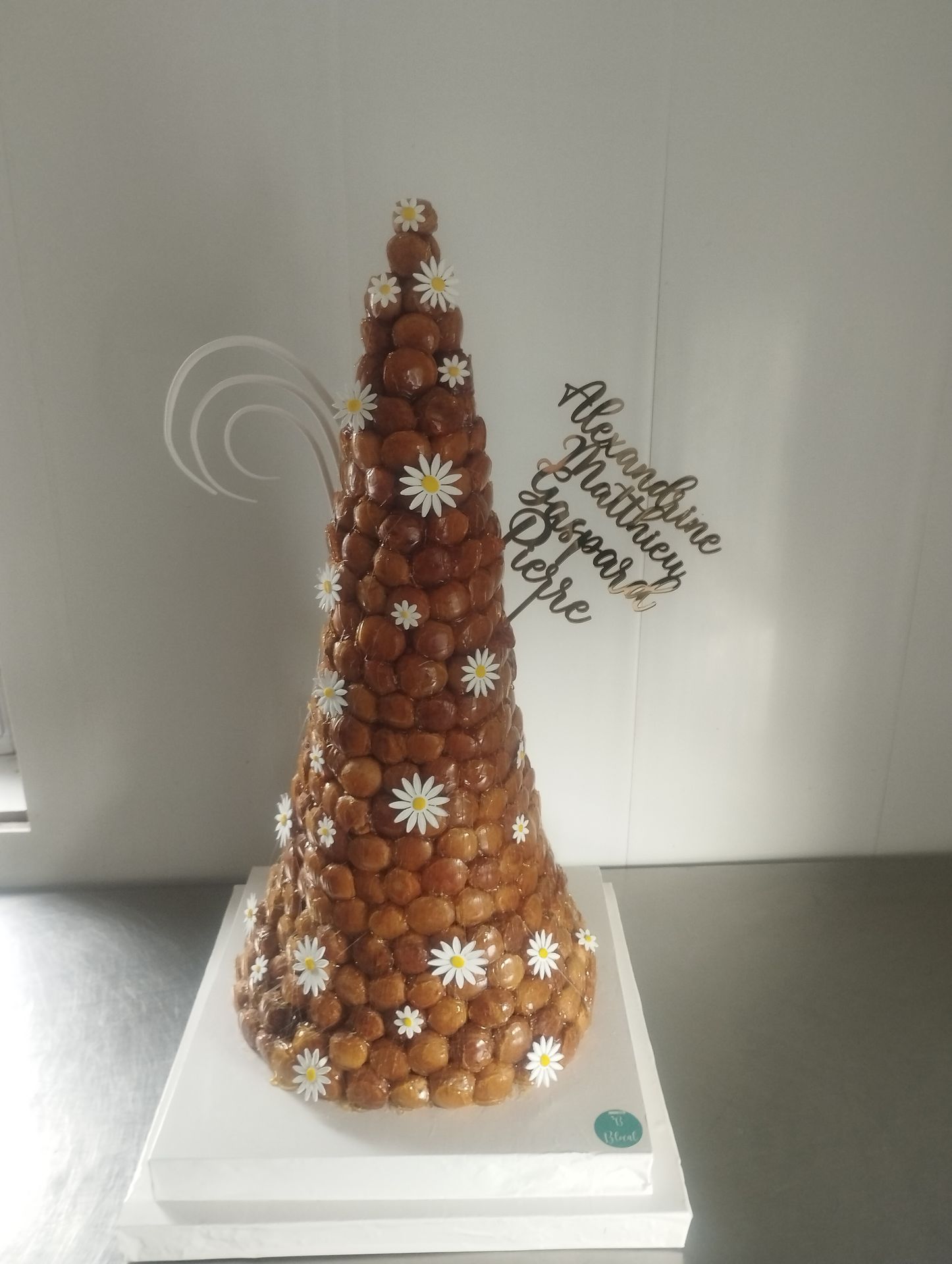 Pièce montée Chez Ty Poz, chaque pièce montée est une création unique, pensée pour sublimer vos événements les plus précieux. Que ce soit pour un mariage, un baptême, une communion ou un grand anniversaire, nous réalisons des pièces montées sur mesure, aussi belles que savoureuses.  Préparées avec des ingrédients frais, issus de producteurs locaux et en collaboration avec une boulangerie/pâtisserie artisanale proche de Pontivy et Guerlédan, nos pièces montées allient savoir-faire pâtissier, élégance visuelle et goûts raffinés.  Disponible en version choux, entremets empilés, ou en structure créative, notre service traiteur s’adapte à vos besoins en termes de nombre d’invités, de style et de livraison dans toute la région de Pontivy, Guerlédan et Mur-de-Bretagne.